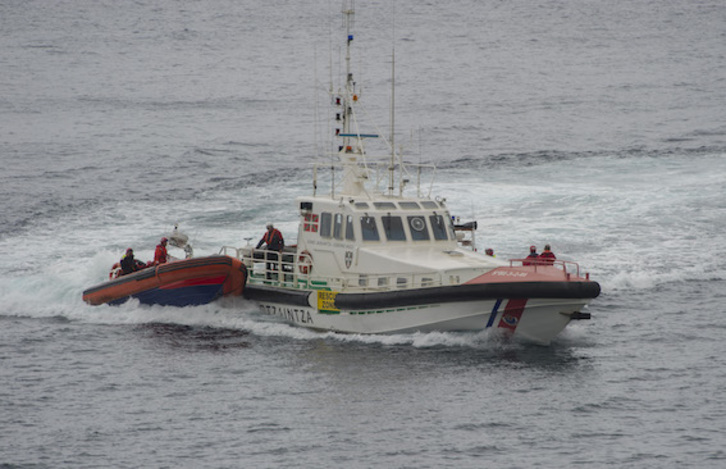 Barco de rescate de la Ertzaintza. (Andoni CANELLADA/FOKU)