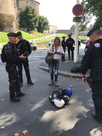 Des reporters d'Al Jazeera English confisqués de leur matériel de protection. © Boris KHARLAMOFF