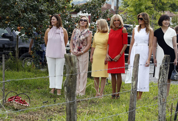 Les “first ladies”, dimanche matin à Espelette. © MEDIABASK