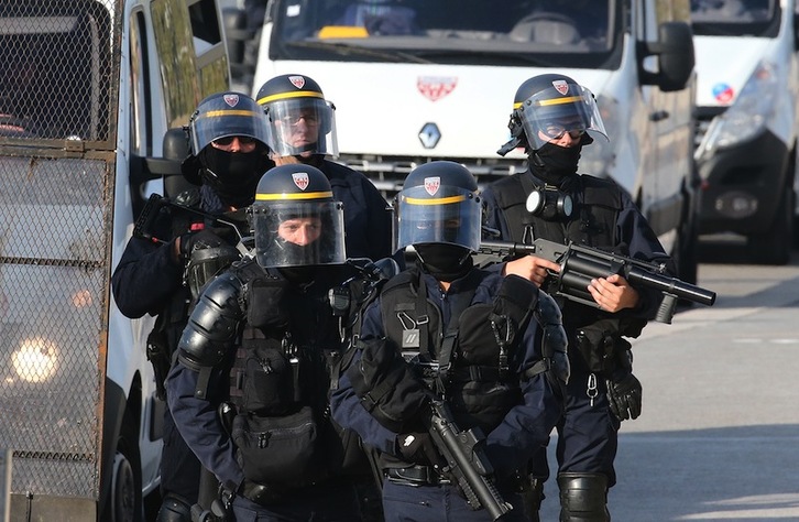 Policías franceses, el sábado tarde en Baiona. (Bob EDME)