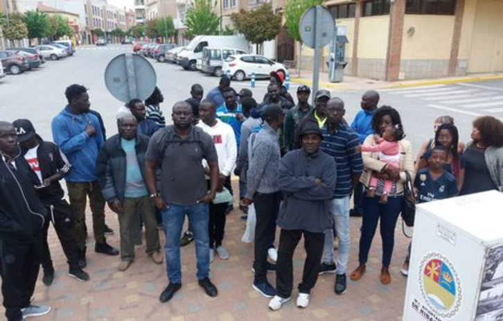 Movilización de la comunidad senegalesa de Erribera tras la expulsión de Sow por la cita trampa de Rodríguez. (NAIZ)
