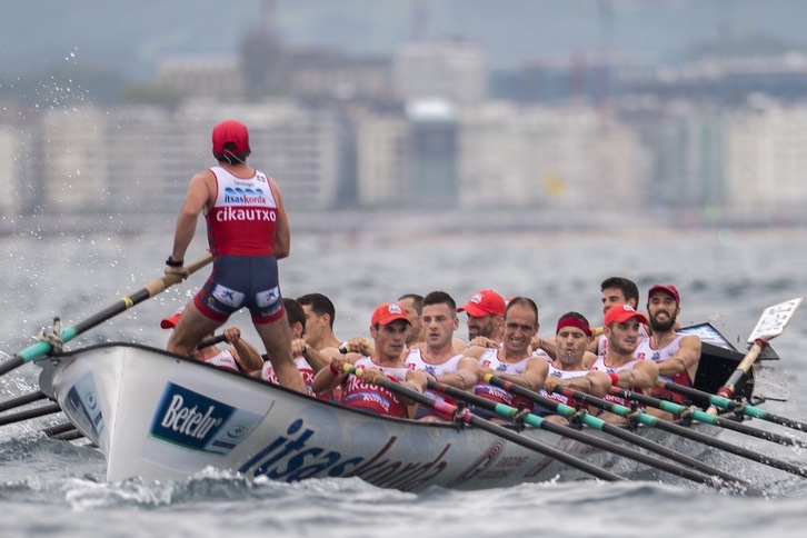 En una mar con cierta complicación, Ondarroa ha volado para ganar la clasificatoria. (Juan Carlos RUIZ / FOKU)