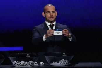 El holandés Wesley Sneijder muestra la papeleta con el nombre del campeón. (VALERY HACHE / AFP)