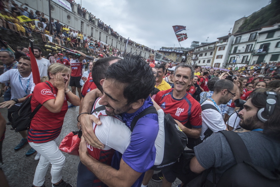 Ondarroa celebró su primera clasificación tras 23 años de ausencia. (Gorka RUBIO / FOKU)