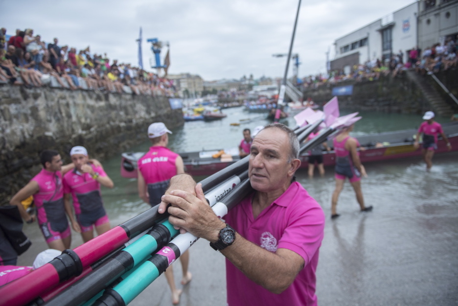 José Luis Korta ayuda a recoger los remos de San Juan. (Gorka RUBIO / FOKU)