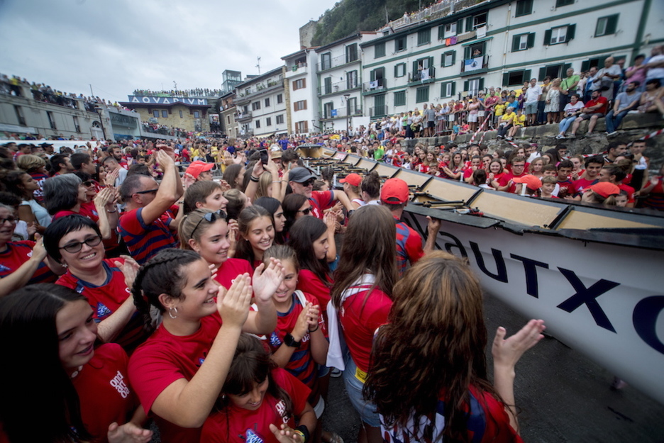 Pasillo a la trainera de Ondarroa. (Gorka RUBIO / FOKU)