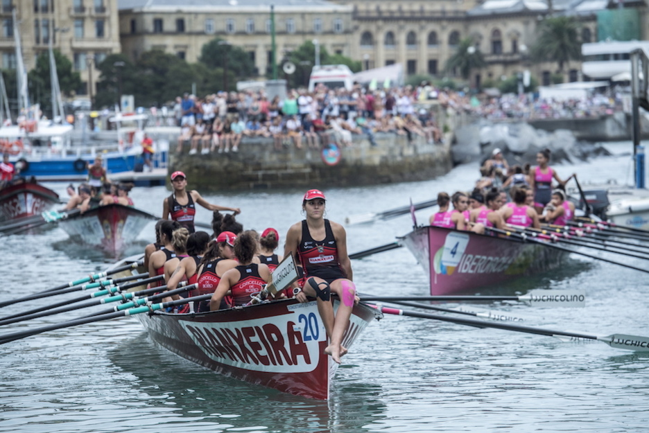 Rostros serios en el bote de Cabo. (Gorka RUBIO / FOKU)