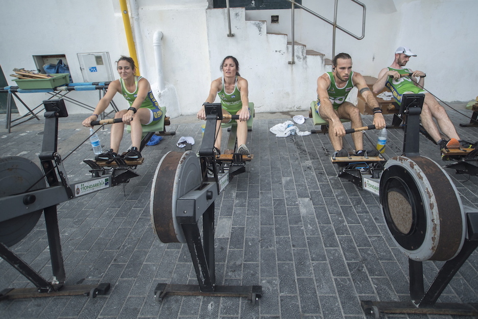 Calentamiento de remeras y remeros de Hondarribia. (Gorka RUBIO / FOKU)