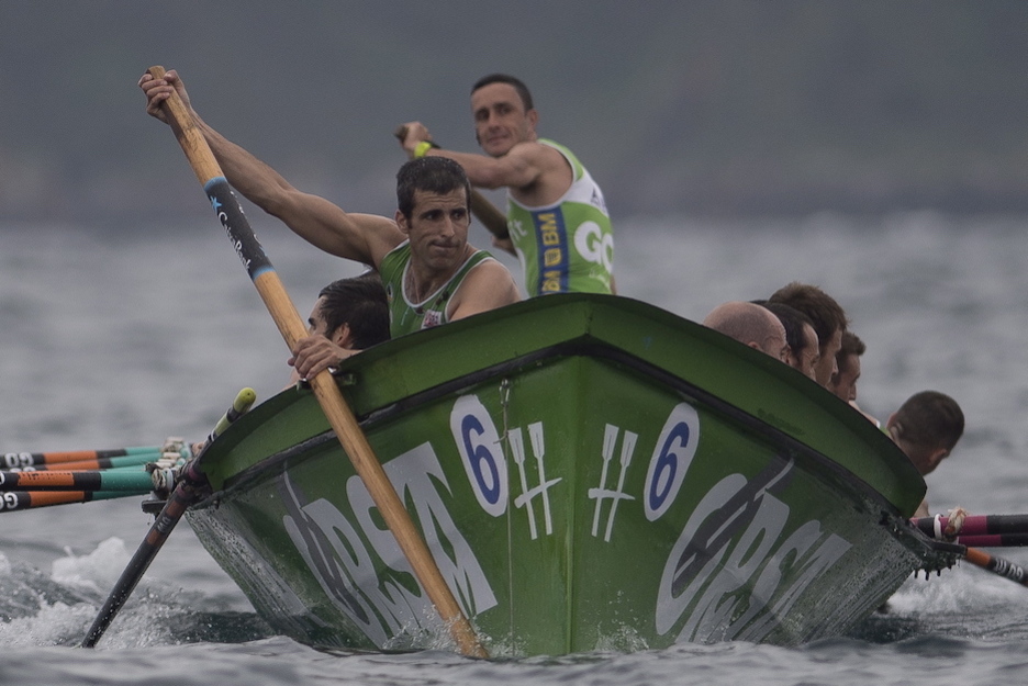 La Ama Guadalupekoa se dispone a realizar la maniobra. (Juan Carlos RUIZ / FOKU)