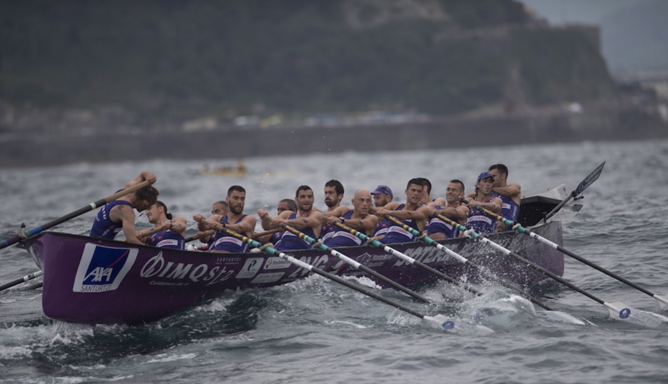 Santurtzi encara el largo de vuelta. (Juan Carlos RUIZ / FOKU)