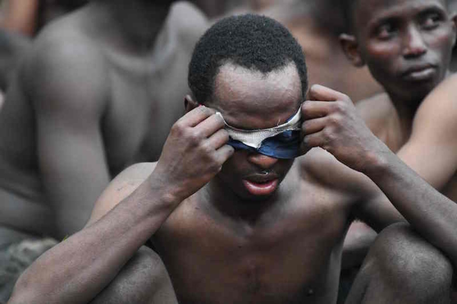 Al menos 16 de los 200 migrantes que intentaron saltar la valla tuvieron que se atendidos por heridas leves. (Antonio SEMPERE/AFP)