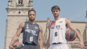 Jaylon Brown y Tomeu Rigo posan con las nuevas equipaciones de RETAbet Bilbao Basket para la temporada 2019/2020. (BILBAO BASKET)