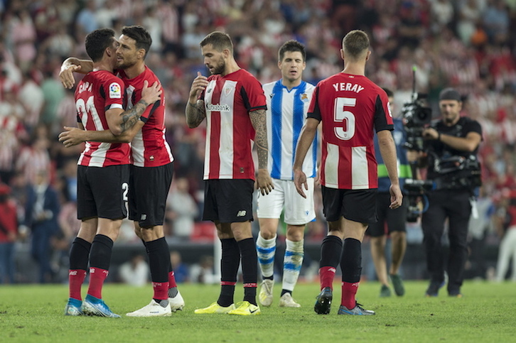 Saludos entre jugadores al finalizar el encuentro. (Monika DEL VALLE / FOKU)