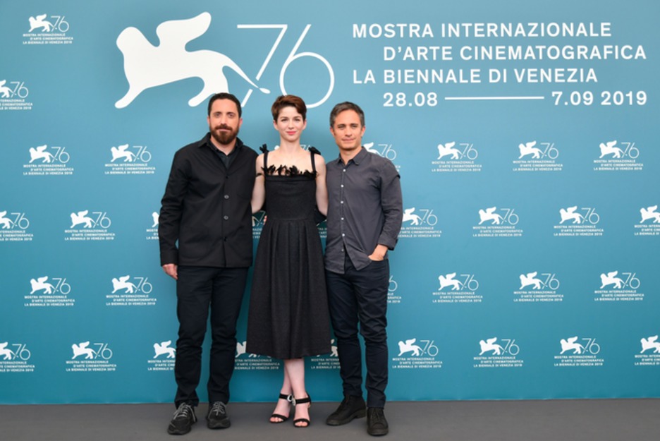 El cineasta Pablo Larrain con los actores Mariana Di Girolamo y Gael García Bernal. (Alberto PIZZOLI / AFP)