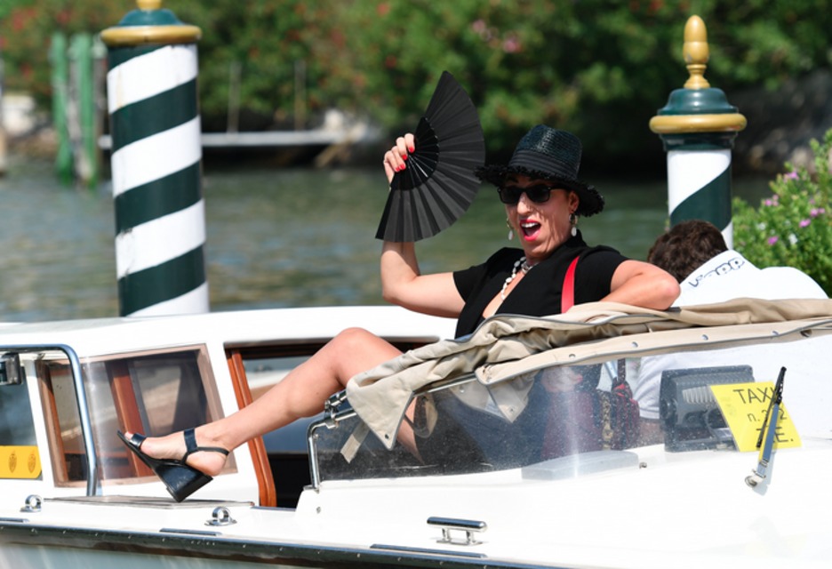 La actriz Rossy de Palma en un taxi acuático. (Alberto PIZZOLI / AFP)