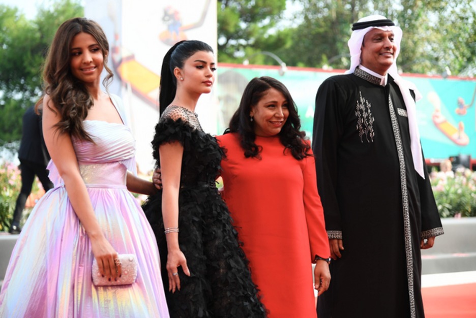 Las actrices saudies Dhay yMila Al Zahrani, la director Haifaa al-Mansour y el actor Khalid Abdulrhim (Vincenzo PINTO / AFP)