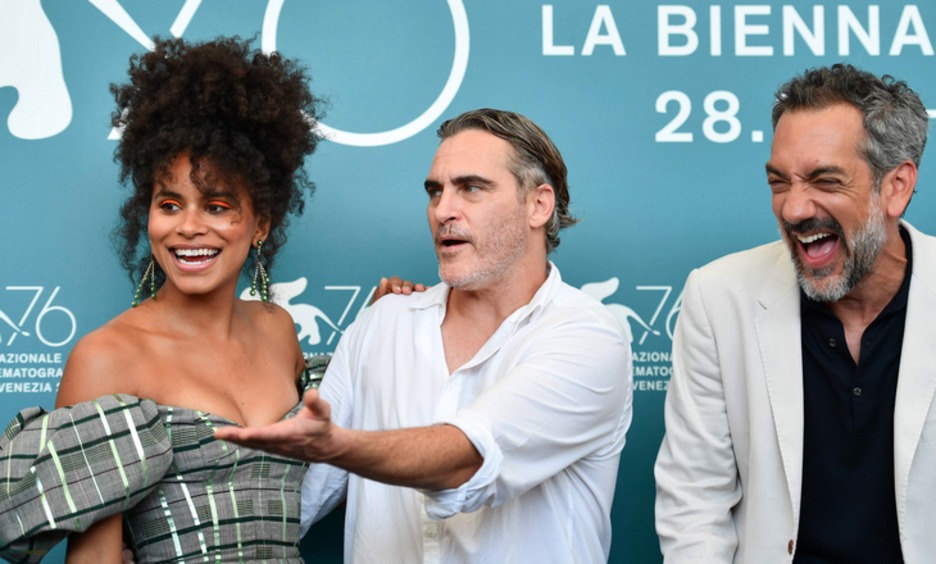 Zazie Beetz y Joaquin Phoenix, intérpretes de ‘Joker’, posan junto al director Todd Phillips. (Alberto PIZZOLI / AFP)