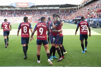 Brandon y Torres, protagonistas del gol, se abrazan tras el 1-0. Iñigo URIZ/FOKU