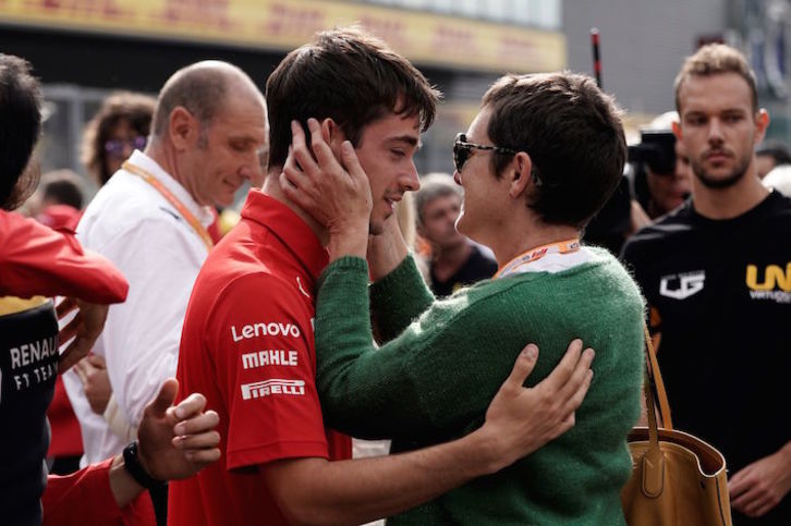 Leclerc da el pésame a la madre de Anthoine Hubert, fallecido el sábado. (Kenzo TRIBOUILLARD/AFP)