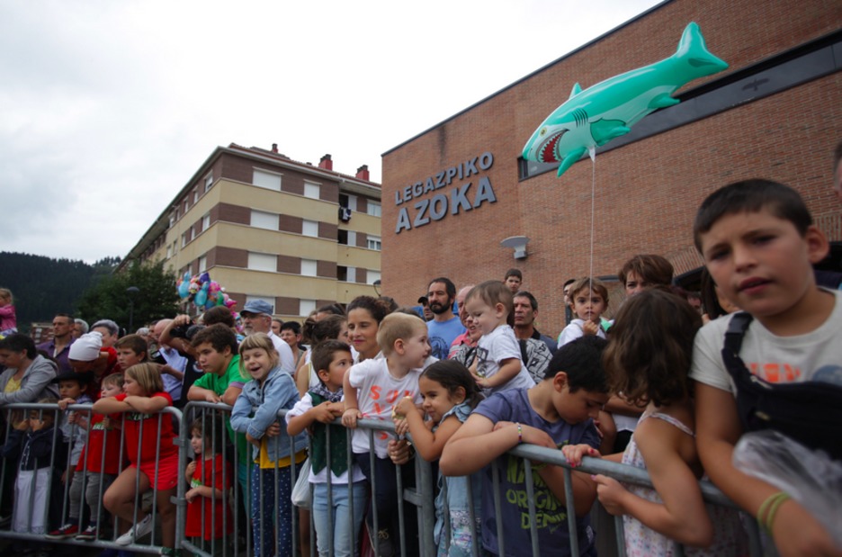 Haurrei ardiak gertutik ikustea gustatzen zaie. (Endika PORTILLO / FOKU) Haurrei ardiak gertutik ikustea gustatzen zaie. (Endika PORTILLO / FOKU)