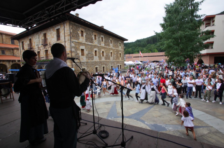 Elustondo anai-arrebak giroa jartzen plazan. (Endika PORTILLO / FOKU) Elustondo anai-arrebak giroa jartzen plazan. (Endika PORTILLO / FOKU)
