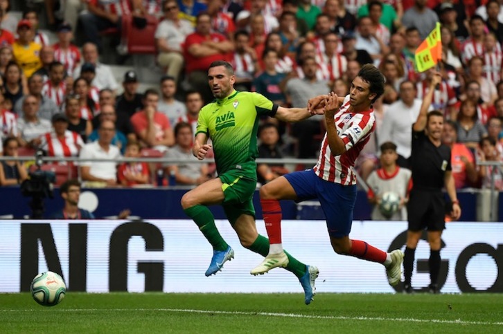 Arbilla y Joao Felix, autores de sendos goles, corren tras el balón. Pierre-Philippe MARCOU/AFP
