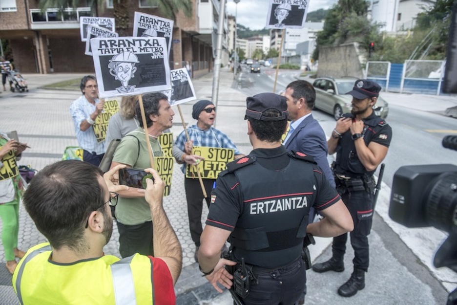 Miembros de Satoralaia, ante ertzainas y miembros del equipo de Tapia. Miembros de Satoralaia, ante ertzainas y miembros del equipo de Tapia.