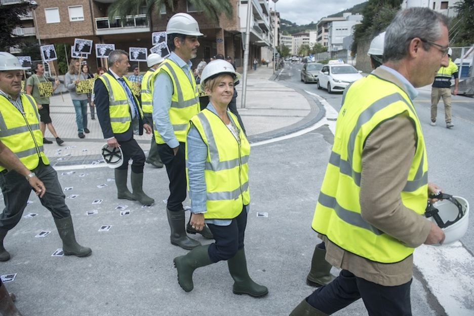 La consejera, seguida por detractores del proyecto. La consejera, seguida por detractores del proyecto.
