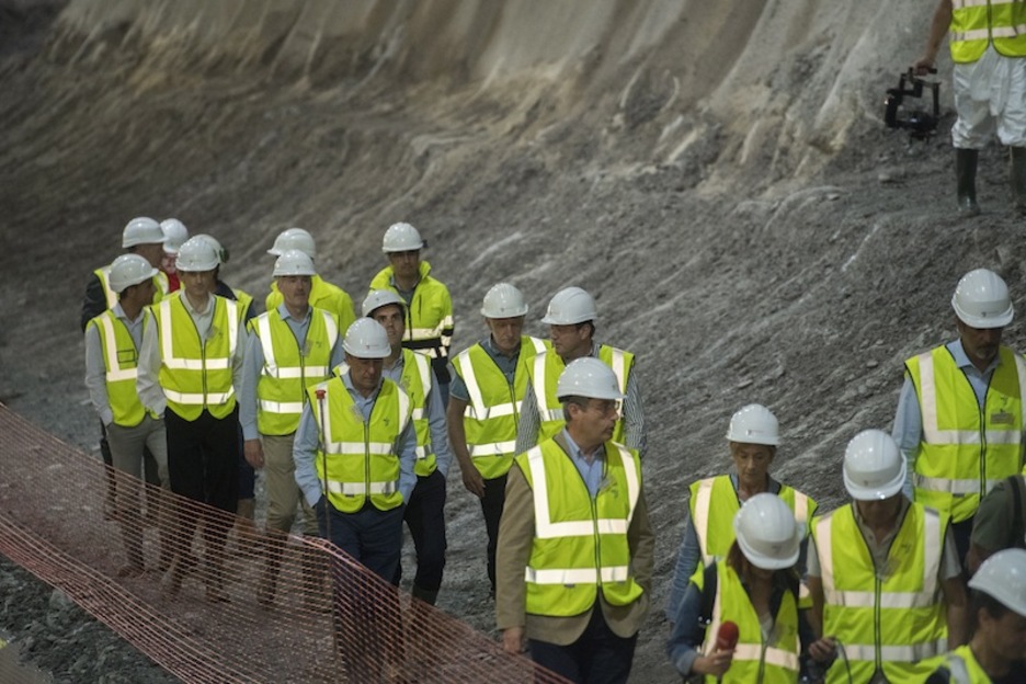 Autoridades y responsables de obra avanzan por el túnel desde la Avenida de Zarautz. Autoridades y responsables de obra avanzan por el túnel desde la Avenida de Zarautz.