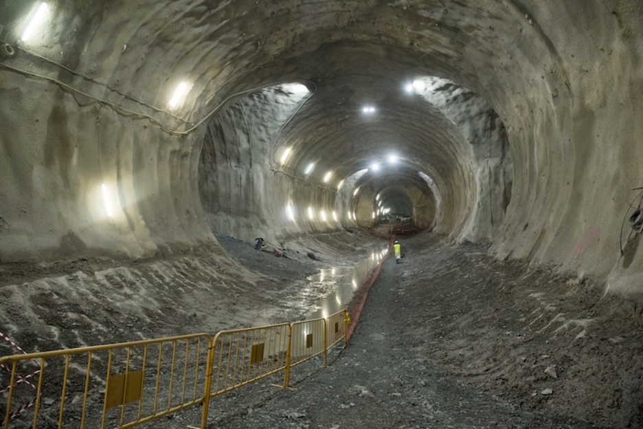 El túnel que lleva del Antiguo hacia el centro, paralelo a la bahía. El túnel que lleva del Antiguo hacia el centro, paralelo a la bahía.