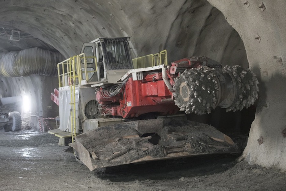 Una de las máquinas excavadoras trabaja en la zona. Una de las máquinas excavadoras trabaja en la zona.