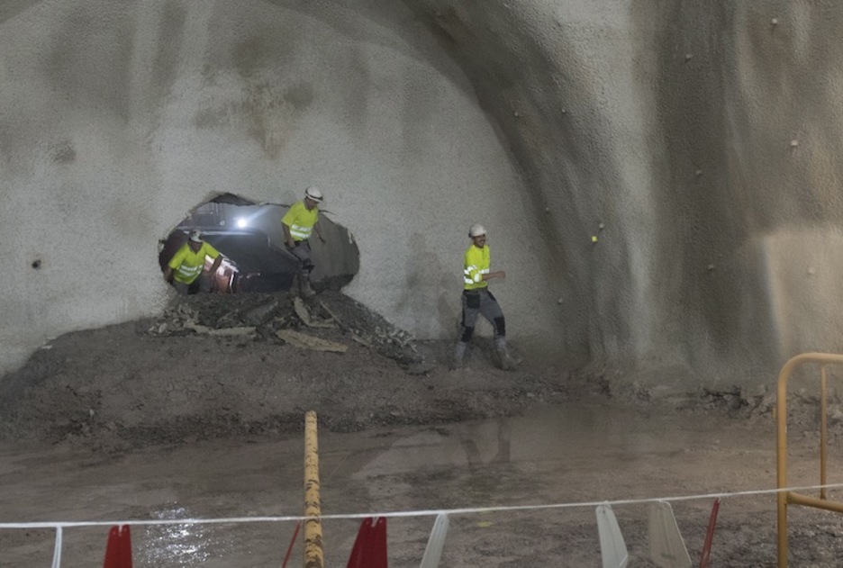 La ventana ya abierta tras unirse las dos zonas perforadas. La ventana ya abierta tras unirse las dos zonas perforadas.