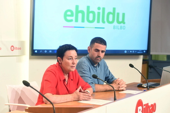 Jone Goirizelaia y Asier González, concejales de EH Bildu en Bilbo. (Luis JAUREGIALTZO / FOKU)