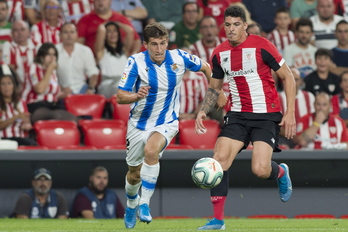 Ander Capa pugna con Aihen en el derbi. (Monika DEL VALLE / FOKU)