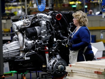 Una empleada trabaja en la construcción de un chasis de un camión de General Motors en la factoria de Flin Assembly en Michigan.(Jeff KOWALSKY / AFP Photo)