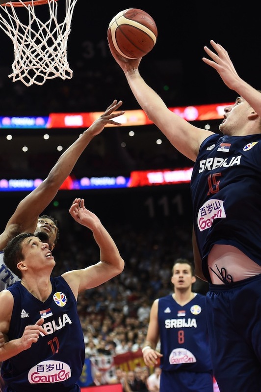 Nikola Jokic controla un rebote, mientras Lucic bloquea a un rival italiano. (YE AUNG THU / AFP PHOTO)