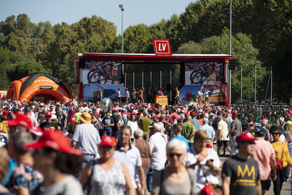   La Guardia Civil était aussi présente lors du départ de la 11e étape de la Vuelta. Les cyclistes ont fait un départ fictif à 12h40.  Des milliers de personnes se sont rassemblées sur le parking de la salle Airetik. ©Guillaume Fauveau