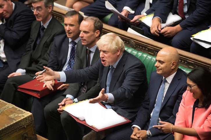 Boris Johnson gesticula durante el discurso de Jeremy Corbyn. (Jessica TAYLOR/AFP)