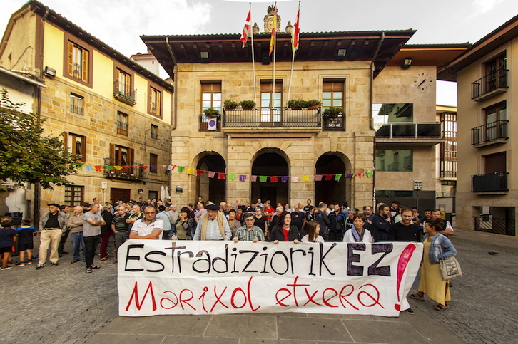 Marixol Iparragirreren askatasuna eskatzeko elkarretaratzea, gaur Eskoriatzan. (Jaizki FONTANEDA/FOKU)