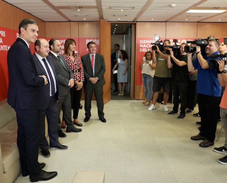 Las elegaciones del PSOE y PNV posan para los medios antes del inicio de la reunión. (NAIZ)