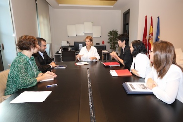 Imagen de la reunión que mantuvo Chivite con las madres afectadas por las tributaciones del IRPF. (GOBIERNO DE NAFARROA)