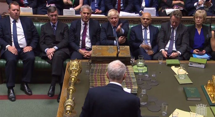 Boris Johnson replica a Jeremy Corbyn en la sesión de ayer. (AFP)