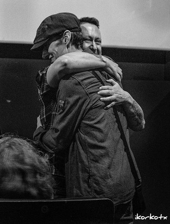 Fermin eta Iñigo Muguruza anaiak elkar besarkatzen. (IKORKOTX)