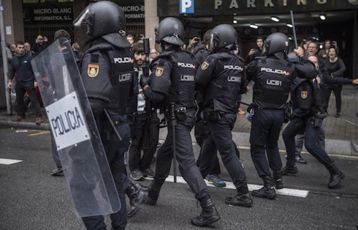 Agentes de la Policía española el 1 de octubre de 2017 en Barcelona. (Jagoba MANTEROLA/FOKU)