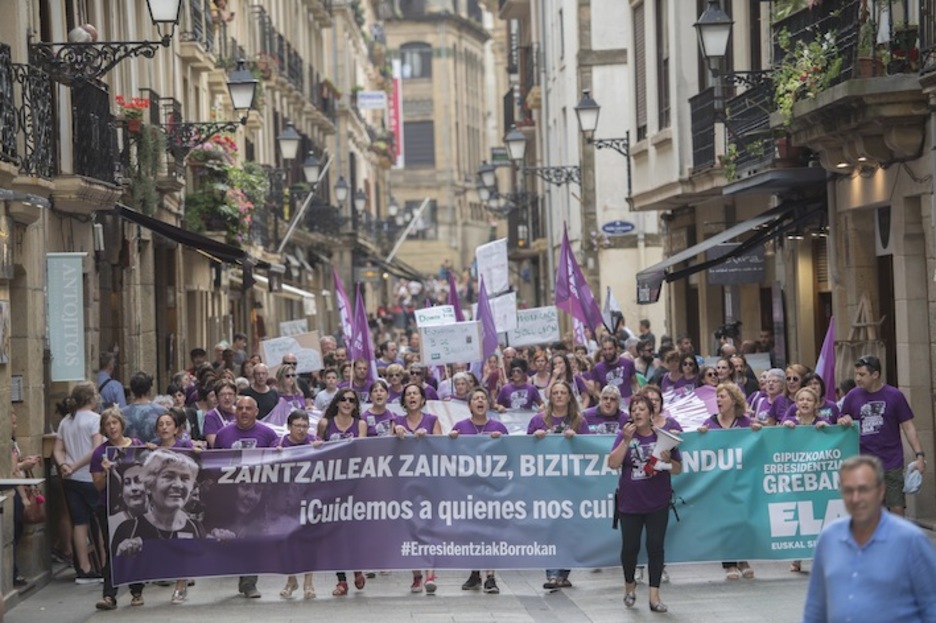Manifestación que las trabajadoras de las residencias de mayores de Donostia realizaron en la capital guipuzcoana en julio.(Juan Carlos RUIZ / FOKU)