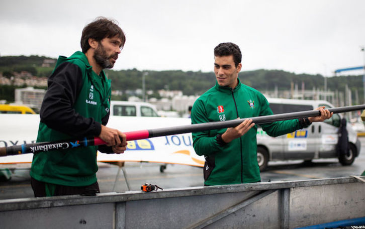 Carlos Rodríguez, a la izquierda, en una sesión con la trainera de Kaiku. (EUSKO LABEL LIGA)
