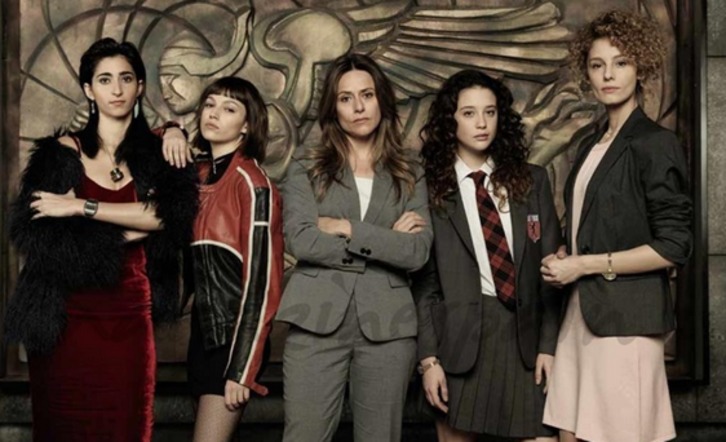 ‘La casa de papel’ telesaileko emakumeak, lehenengo denboraldian, Itziar Ituño erdian dagoela. (NAIZ)