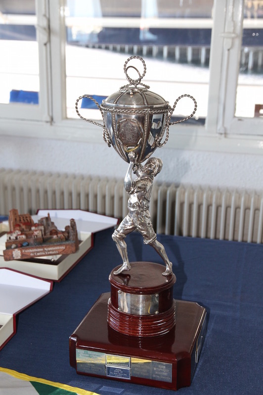 El trofeo de la Copa Castro de vela. (REAL CLUB MARÍTIMO DEL ABRA)