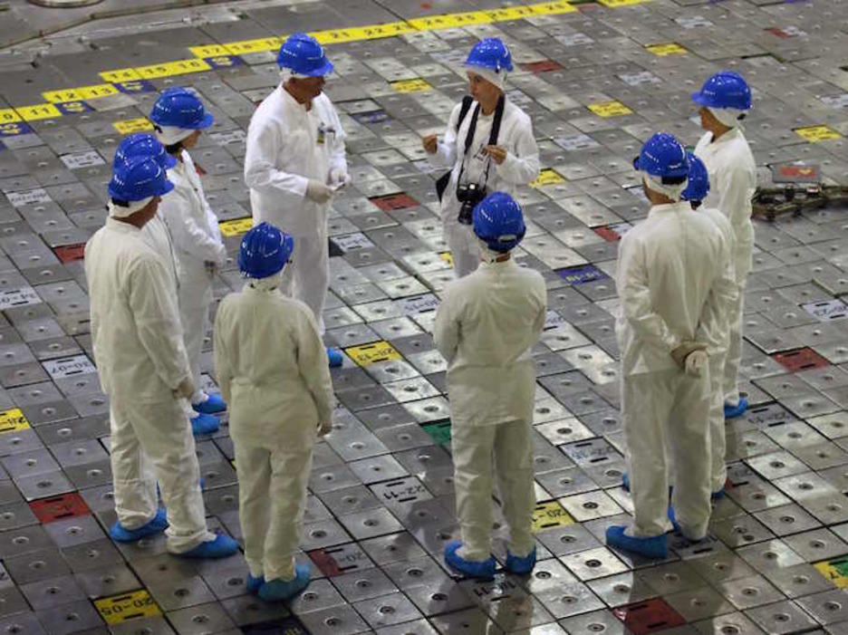 Turistas en una visita guiada en la inoperativa central nuclear de Ignalina, en Visaginas, Lituania. (Petras MALUKAS/AFP)