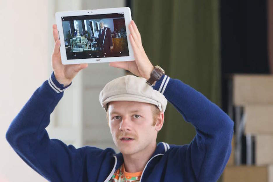 Un guia local muestra a los visitantes escenas de la serie de HBO. (Petras MALUKAS/AFP)